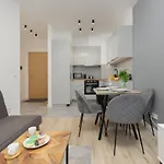 Apartamento Cozy With Parking In The 19th District By Renters Varsóvia