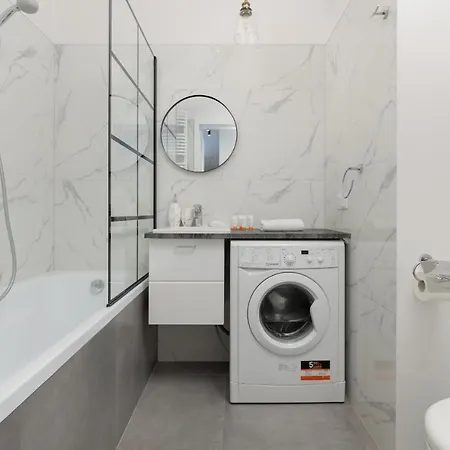 Cozy With Parking In The 19th District By Renters Apartment Warschau