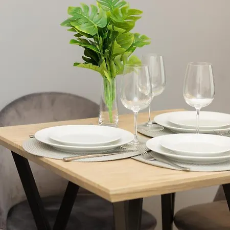 Cozy With Parking In The 19th District By Renters *