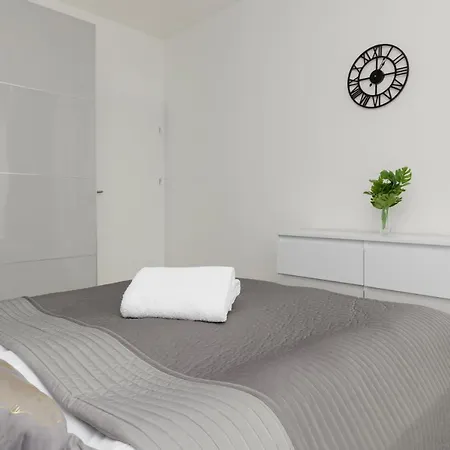 Cozy With Parking In The 19th District By Renters *