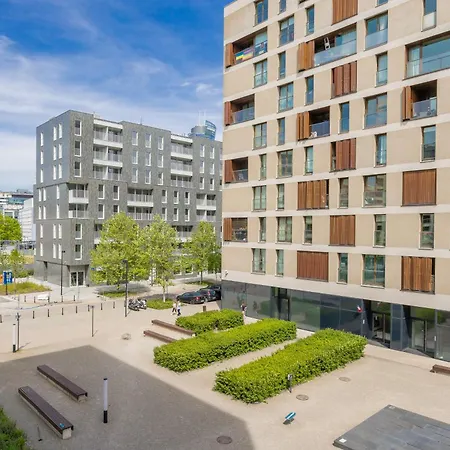 Cozy With Parking In The 19th District By Renters ורשה